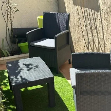 Joli Avec Et Grande Terrasse A Deux Pas De La *